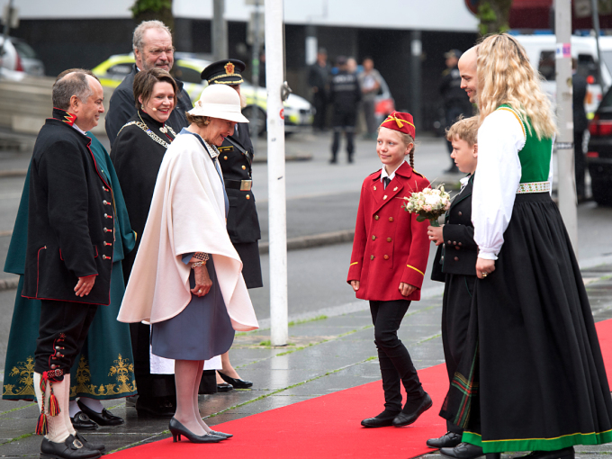 Dronning Sonja fikk blomster av Maria fra Bønes skolekorps og Yngve fra Lyderhorn skolebrass da hun kom til åpningen. Foto: Marit Hommedal / NTB scanpix
